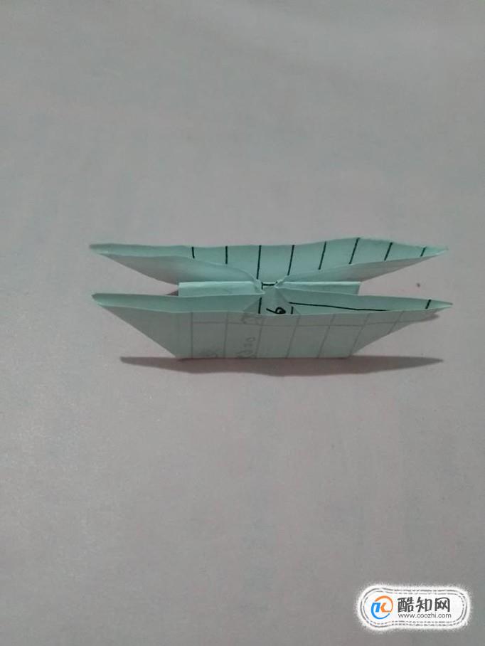 用纸折一个双船,好看又简单,下面就来折双船.