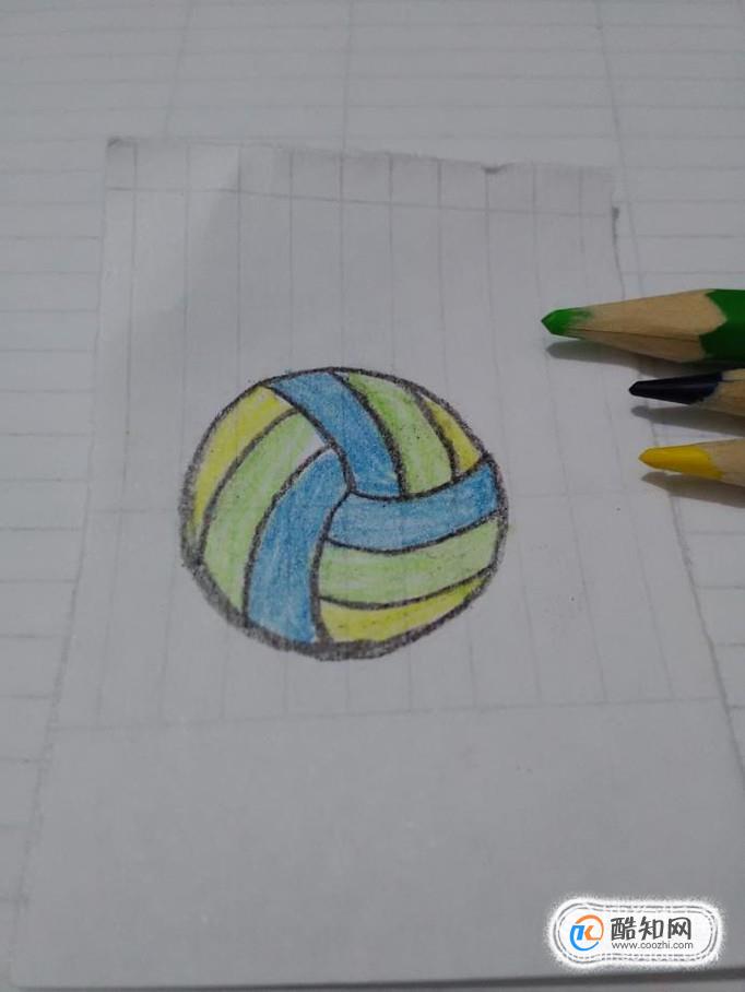 用蓝色,绿色,黄色三种彩笔将排球涂上颜色,排球就画完了.