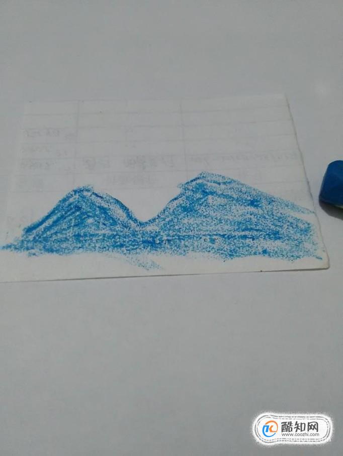 用蓝色油画棒将大山涂上颜色.