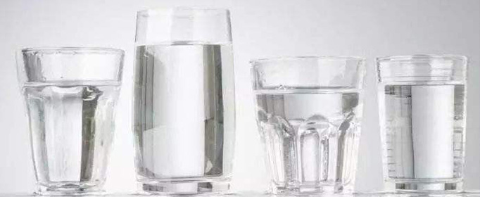 倒热水时为什么厚的玻璃杯更容易炸裂？