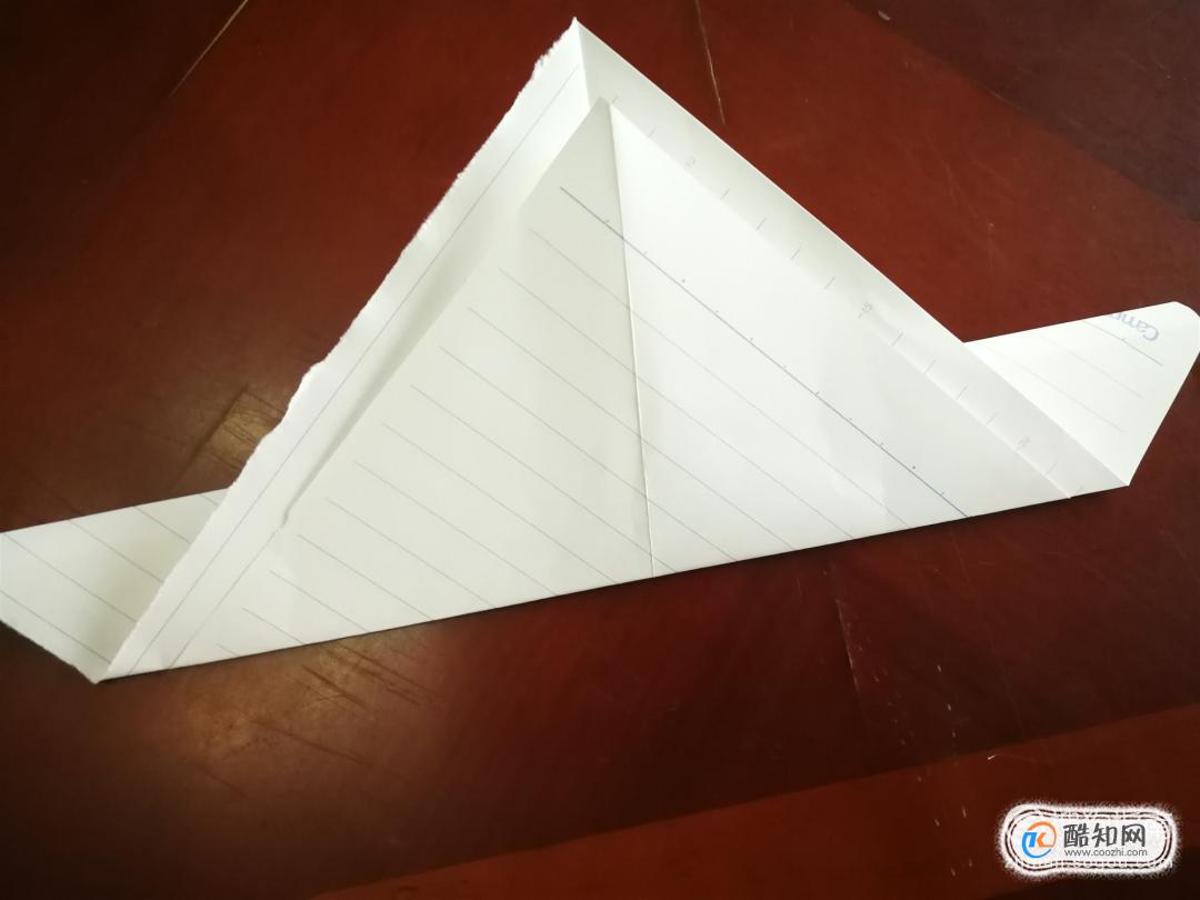 我们把折叠好的三角形的底边往里折叠,折叠的长度如图所示.