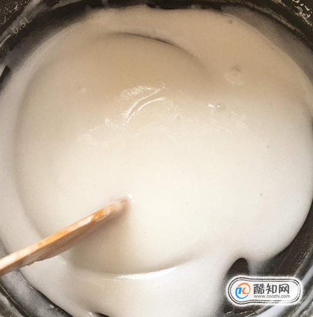 等米糊冷却后,米胶水就做好了.