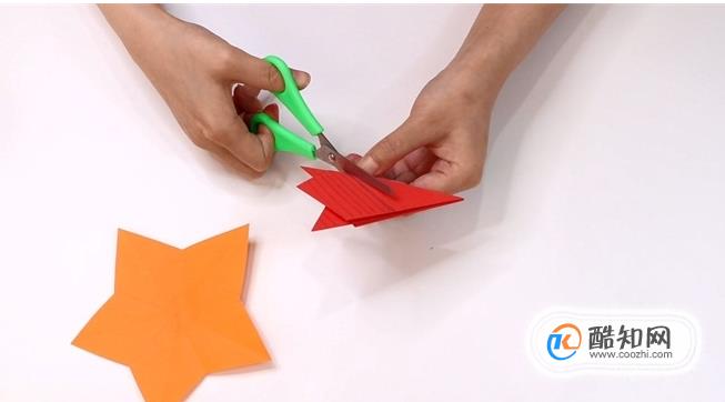剪纸如何剪出五角星?7