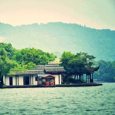 钱塘湖位于今天的哪个省哪个市？