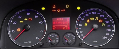 汽车仪表盘上显示的信息非常多,除了常见的转速表,时速表,油表和水温