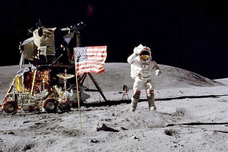第一个登上月球的人是谁?