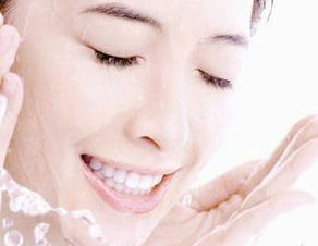 如何洗脸才能保养皮肤？正确洗脸的方法