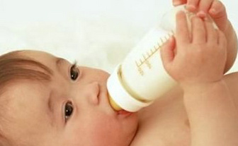 如何给宝宝挑选奶瓶