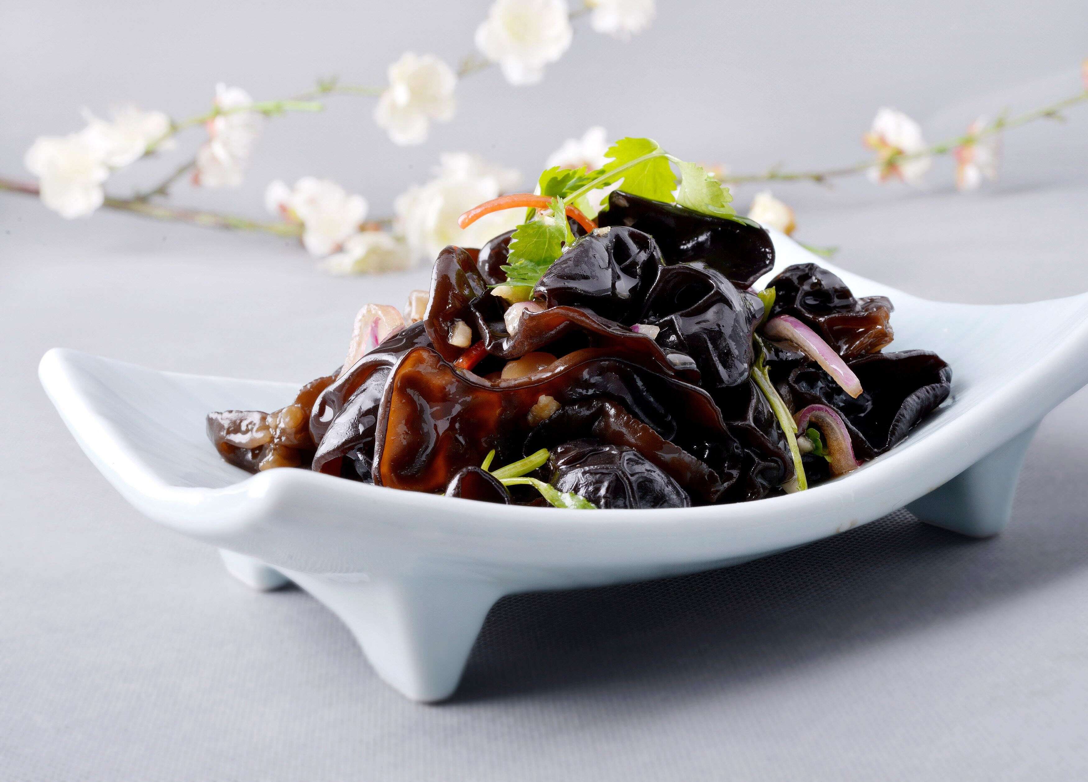 木耳和鸡肉一起吃会导致痔疮吗？