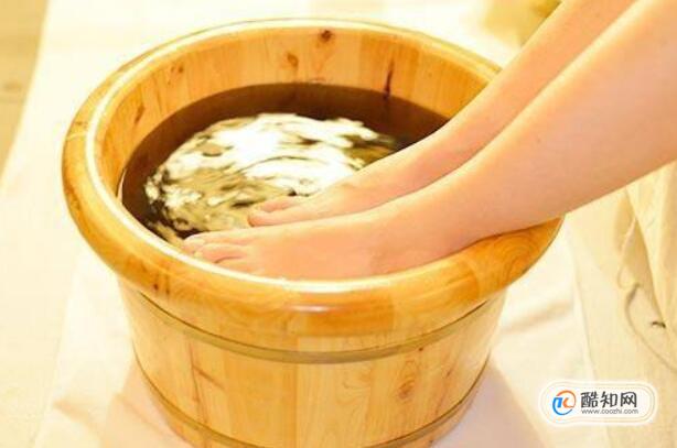 冬天泡脚用什么药材合适？