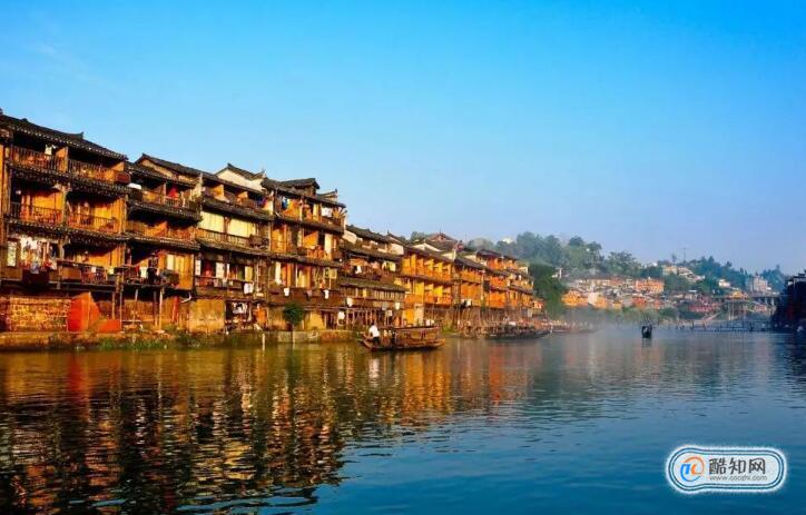 天门山怎么去凤凰古城，凤凰汽车站怎么到古城