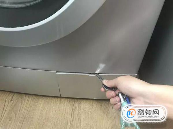 海尔滚筒洗衣机右下角过滤器门怎么打开