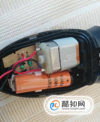 电池老化的剃须刀更换电池