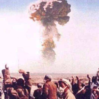 我国发射的第一颗原子弹又叫什么？