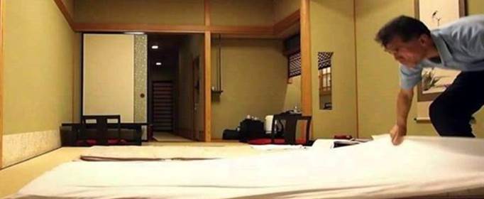 日本人为什么喜欢睡地上？