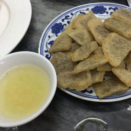 老北京小吃炸灌肠沾什么吃？