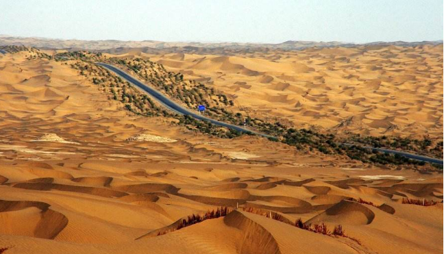 中国最大的沙漠绿洲图片