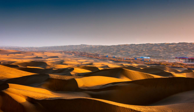 01塔克拉玛干沙漠是我国面积最大的沙漠,总面积33