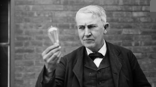 爱迪生发明电灯的故事主要讲了什么优质