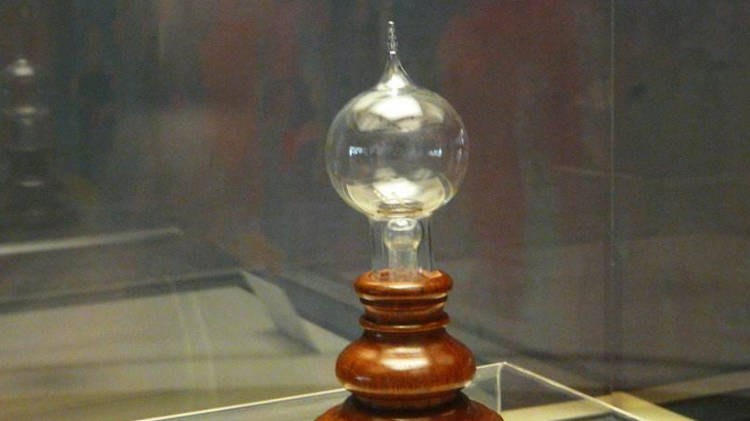 世界上第一个灯泡图片
