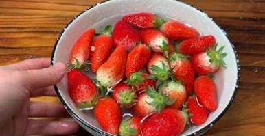 草莓怎么清洗比较干净？