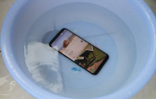 手机掉水里后该如何处理