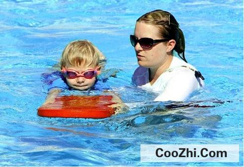 儿童在游泳时如何预防溺水