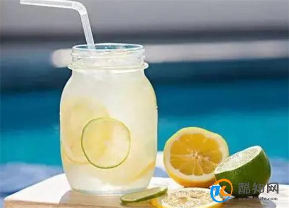柠檬泡水喝有什么作用与功效 柠檬水的功效与作用