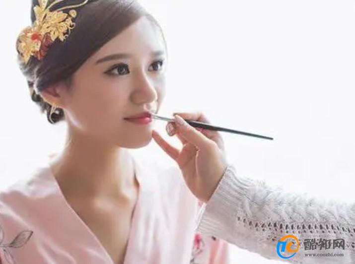 伴娘化妆是自己画吗