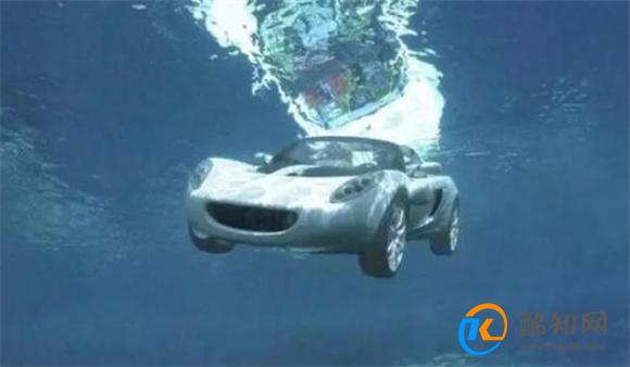 汽车不慎坠入水中，紧急时刻该怎样逃生？有车的认真看完