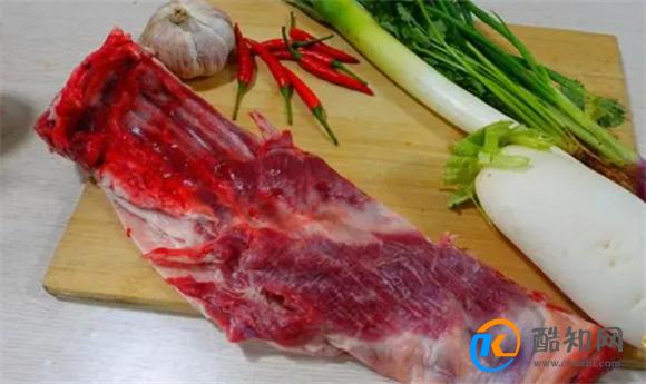 羊肉炖萝卜广东人都爱这样做，营养美味，汤鲜味美，做法还很简单