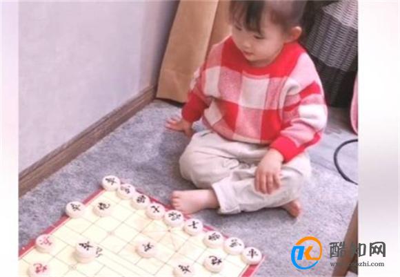 爸爸和宝贝女儿下象棋，虽然宝爸赢了，可是萌娃又耍赖了！ 