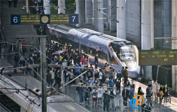 铁路部门加大五一运力投放 增开旅客列车1500多列运行