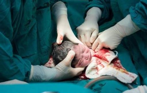 二胎剖腹产才出月子，就被强制上岗，哭也没有用