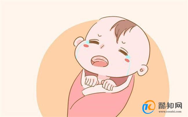 宝宝为啥爱哭爱闹 原来是错误换纸尿裤惹的祸  导致脊柱受到伤害