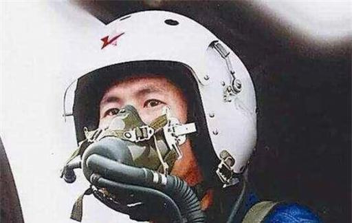 12000米高空战机突然漏油 中国飞行员拒绝跳伞 8分钟创下奇迹