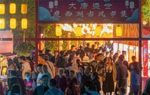 江苏扬州瘦西湖唐风市集开市 民众穿越千年感受“盛唐繁华”