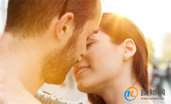 男女接吻时，为什么不觉得对方的口水恶心？科学解释告诉你答案