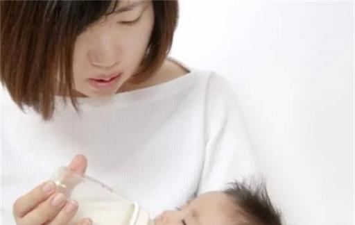 新生男婴被父亲喂水呛咳身亡，新生儿不需要喂水，如何预防呛奶？