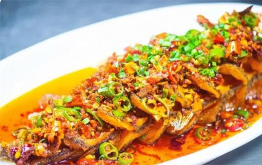 川菜不沾水喷鱼做法直接炸鱼外焦里嫩麻辣鲜香入味好吃