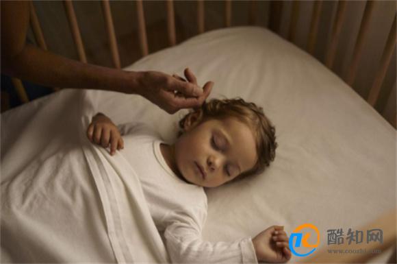 揭秘宝宝睡觉时喜欢“举手投降”的原因：父母须了解其背后的意义