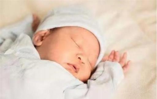 揭秘宝宝睡觉时喜欢“举手投降”的原因：父母须了解其背后的意义