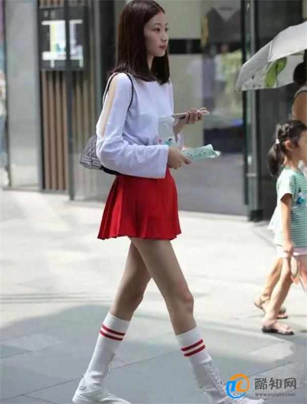 超级有元气的小姐姐，白色T恤搭配红色百褶短裙，非常的清纯甜美