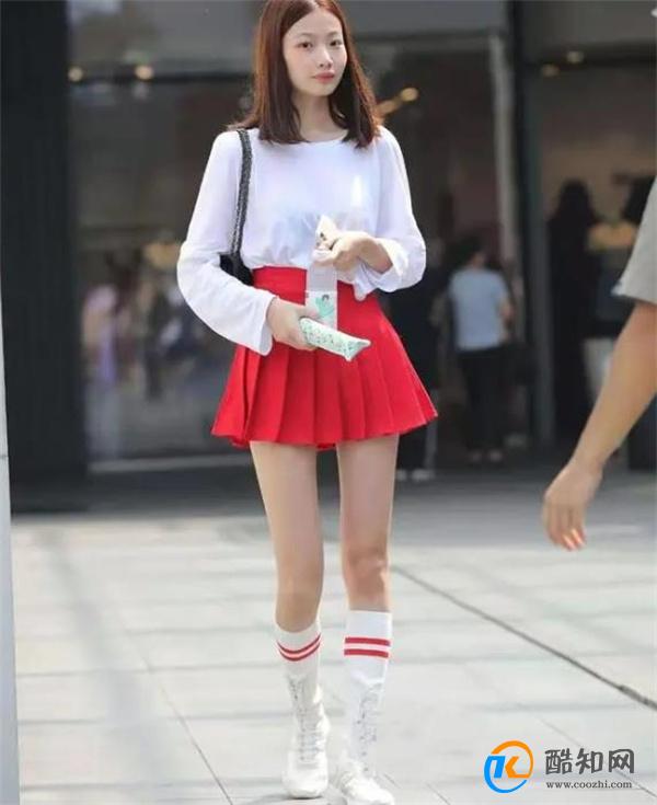 超级有元气的小姐姐，白色T恤搭配红色百褶短裙，非常的清纯甜美