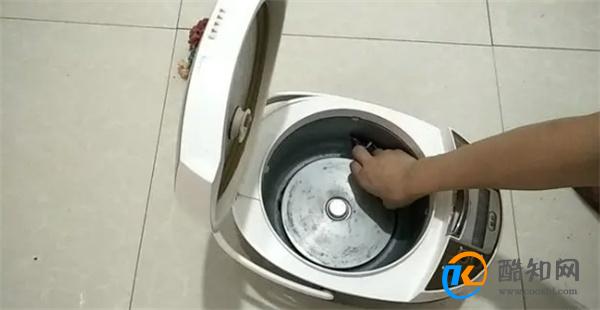 电饭煲煮饭变慢了怎么办？教你用这招，煮饭时间缩短一半