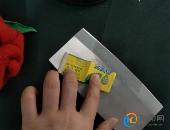 切记，用完的牙膏皮扔了就亏大了，算算你扔掉了多少钱，太实用了