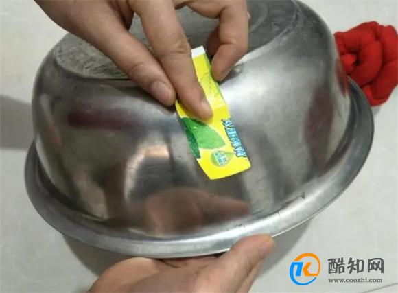 切记，用完的牙膏皮扔了就亏大了，算算你扔掉了多少钱，太实用了