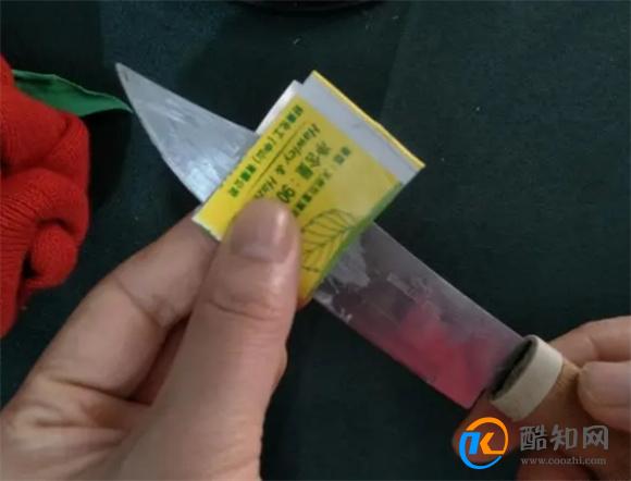 切记，用完的牙膏皮扔了就亏大了，算算你扔掉了多少钱，太实用了