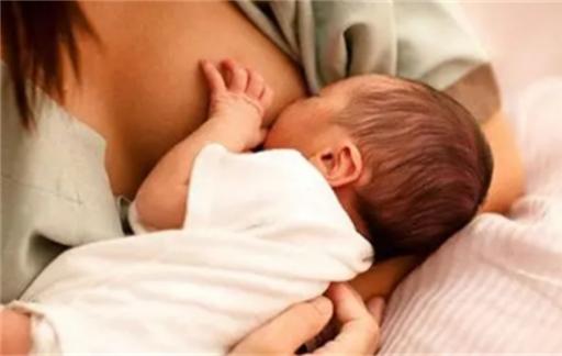 母乳喂养，乳房会一边大一边小？学会4个小技巧，平衡“大小奶”