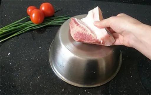 怎样解冻猪肉时间短速度快  教你一个两锅解冻法  网友:太好用了